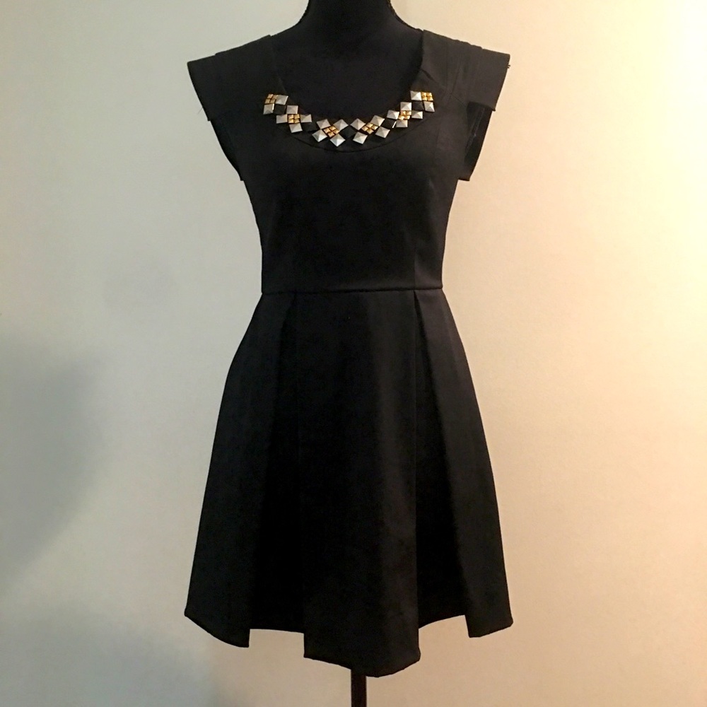 STUDDED BLACK DRESS pleated, with pockets